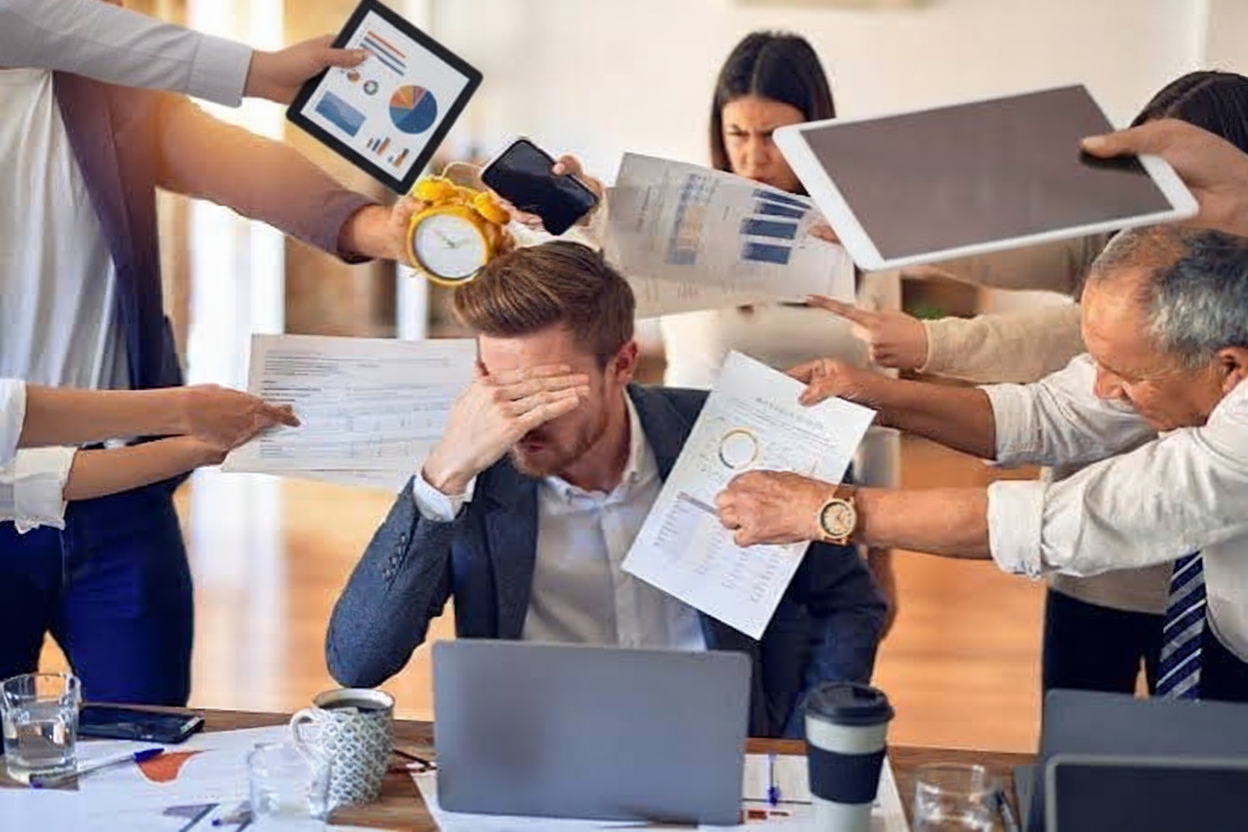 Você se sente uma farsa? Descubra como a síndrome do impostor sabota sua mente e causa o colapso antes mesmo da pressão do chefe!