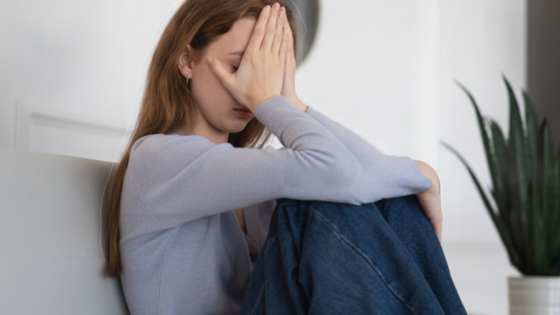 Sensação de Estar Fora do Corpo? Domine o Método 5-4-3-2-1 dos Sentidos para Cortar a Dissociação e Voltar à Realidade Já!